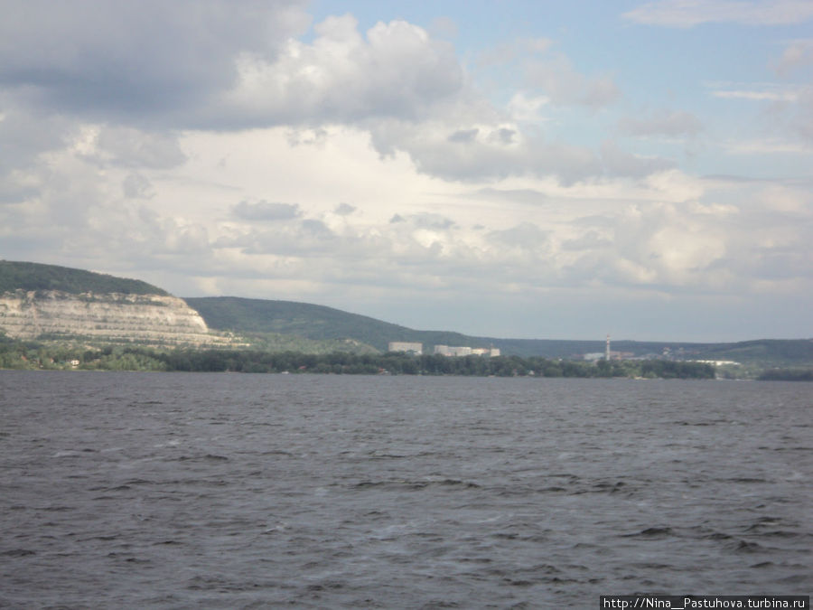 Издалека долго течёт река Волга