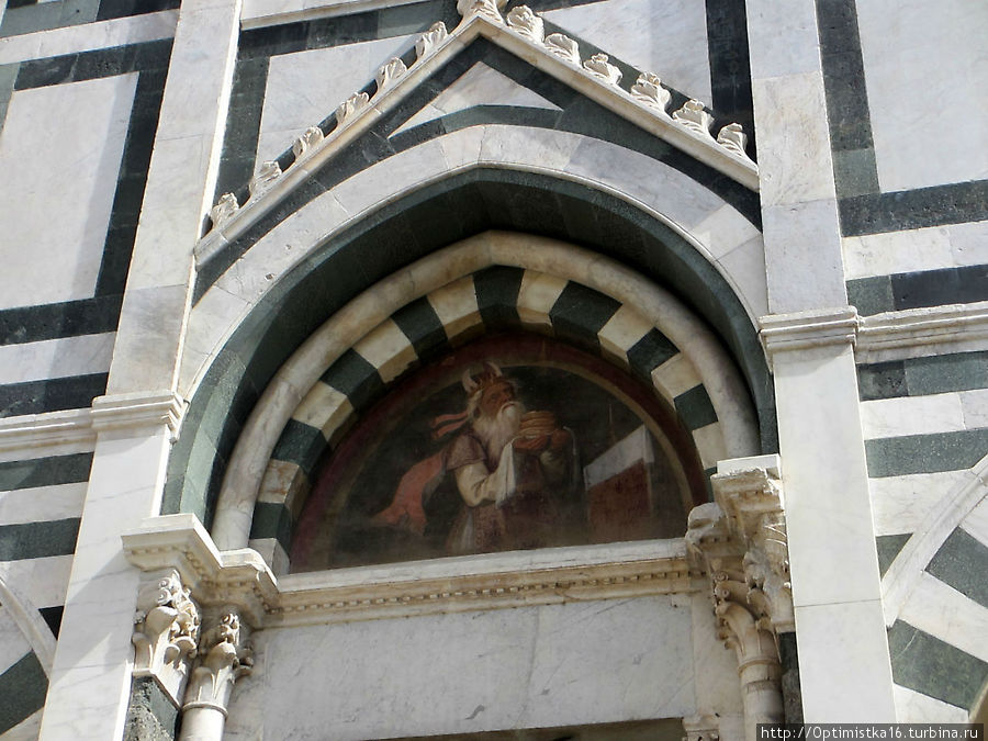 Церковь, которая встречает путешественников у вокзала города Флоренция, Италия