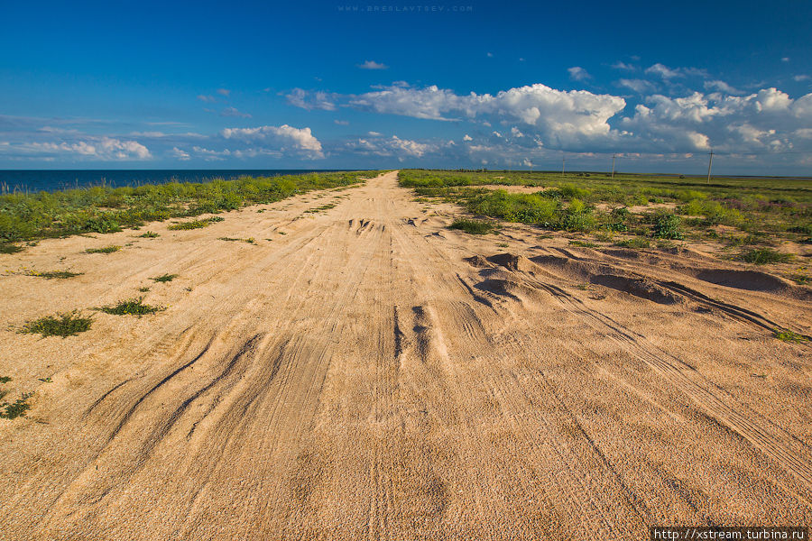 Начинается убитая песчаная дорога с поперечными гребнями — так называемая «стиральная доска» или «гребенка». Республика Крым, Россия