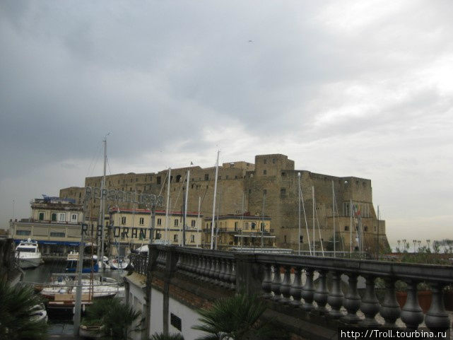 А вот и второй замок, с его легендами и следами Виргилия Неаполь, Италия