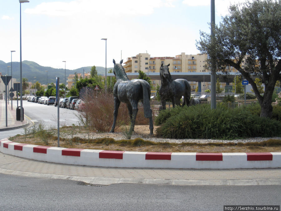 Знаменитое круговое движение Испании. В этом кругу, перед автобусной станцией нас всегда встречали вот такие вот лошадки. На заднем плане крыша, как на бензоправке — это и есть автобусная станция.