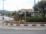 Знаменитое круговое движение Испании. В этом кругу, перед автобусной станцией нас всегда встречали вот такие вот лошадки. На заднем плане крыша, как на бензоправке — это и есть автобусная станция.