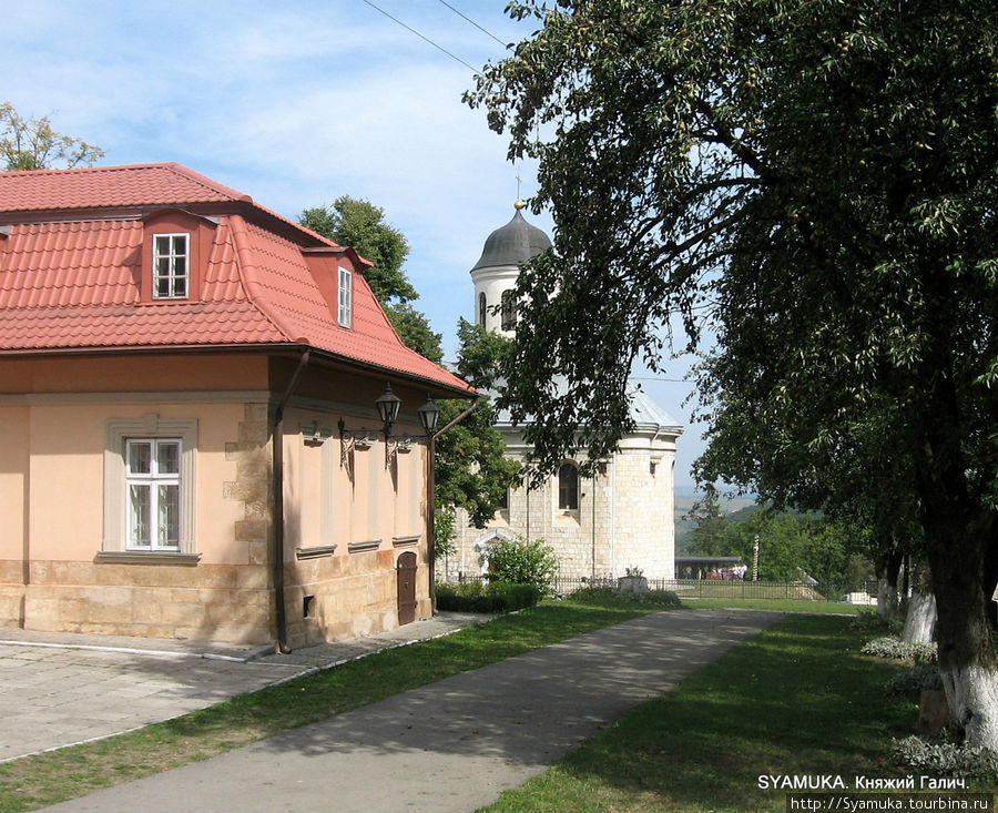 В двух шагах от Митрополичьих палат, напротив фасада — Успенская церковь. Крылос, Украина
