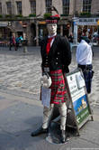 Если кто хочет приодеться в шотландские наряды, то это обойдется ему по минимуму в 200-250 фунтов.
