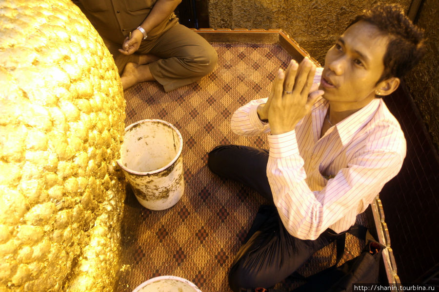 Мужчины могут молиться прямо у ног Будды Мандалай, Мьянма