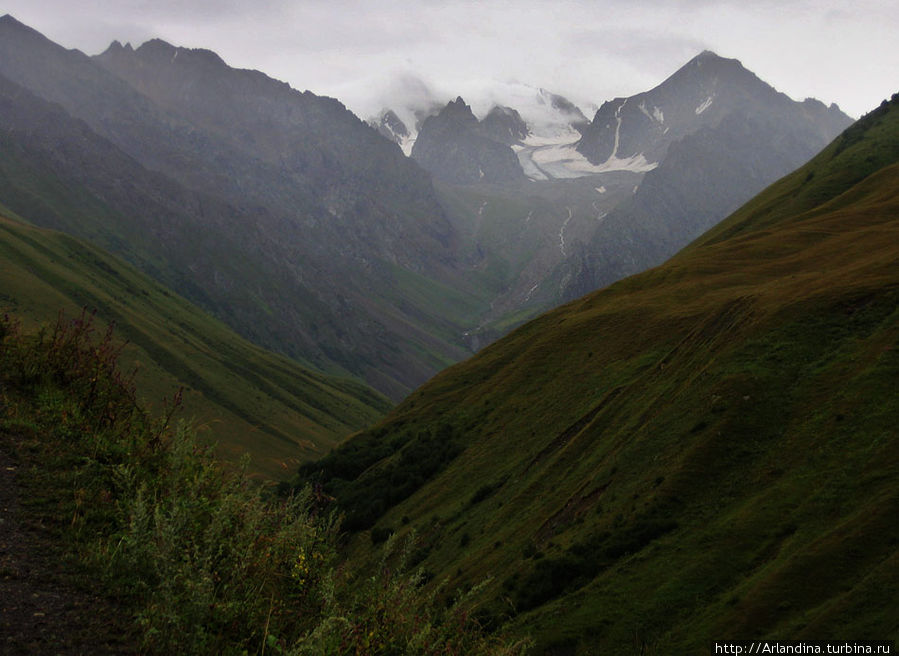 Нам туда, к ледникам и самому перевалу. Северная Осетия-Алания, Россия