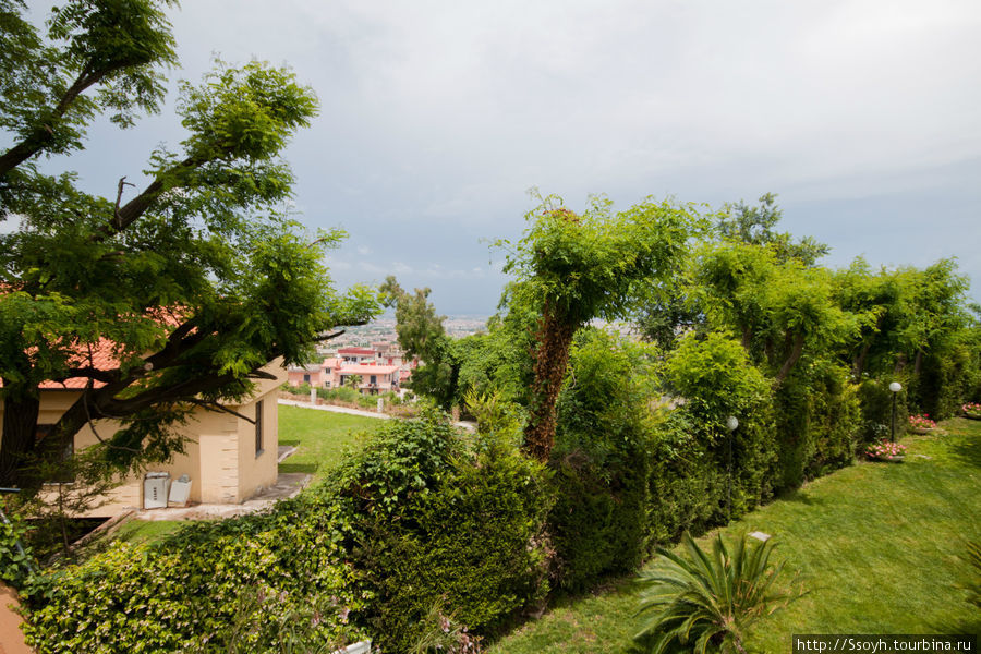 Немного погуляв по городу, поехали в отель, располагающийся в небольшом пригороде — Marano di Napoli. Вид из отеля сказочный — окна выходят в сад, справа работает фонтан, а на горизонте виднеется Неаполь, и даже можно разглядеть море. Неаполь, Италия