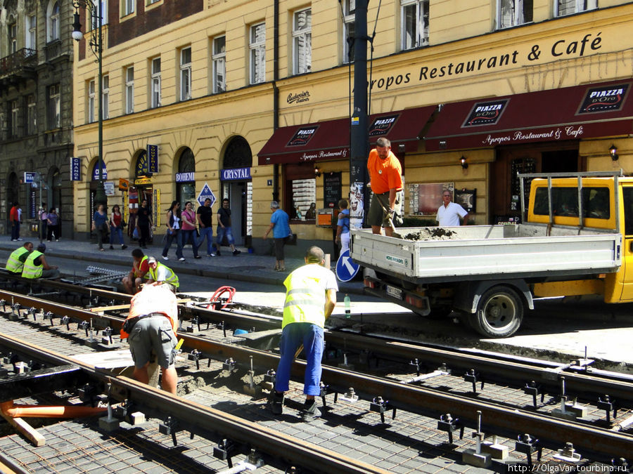 Увидеть занимающихся тяжелым физическим трудом на центральных улицах Праги можно не так часто, может, даже практически невозможно Прага, Чехия