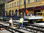 Увидеть занимающихся тяжелым физическим трудом на центральных улицах Праги можно не так часто, может, даже практически невозможно
