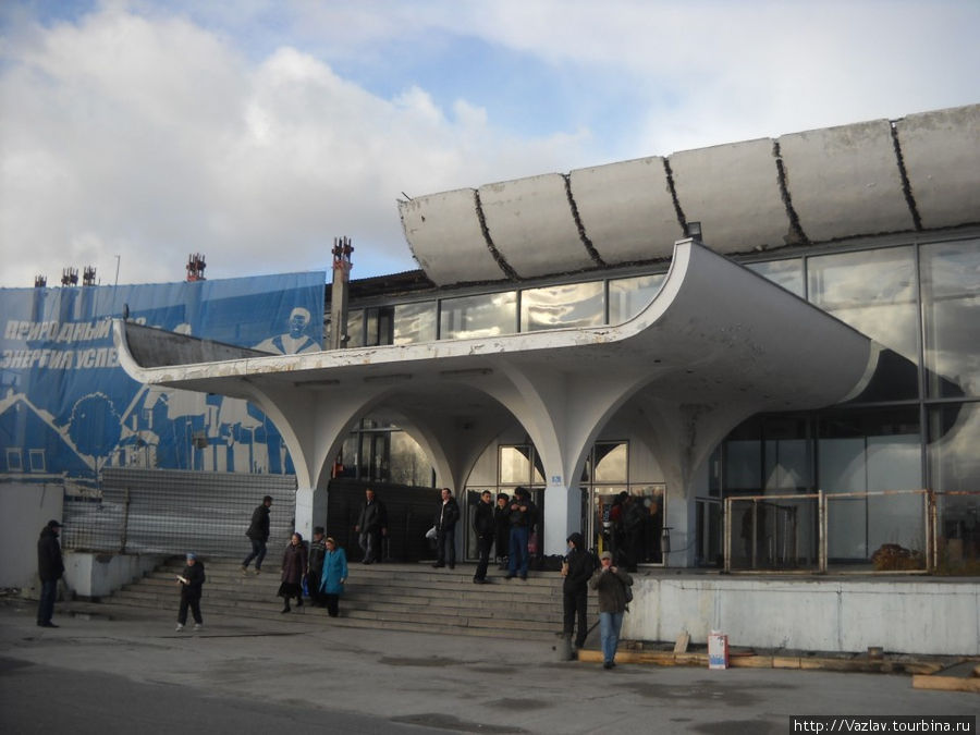 Фасад аэропорта со стороны автостоянки Калининград, Россия