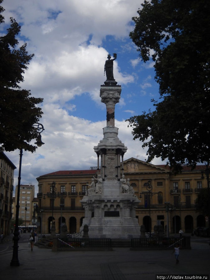 Памятник во всей красе Памплона, Испания