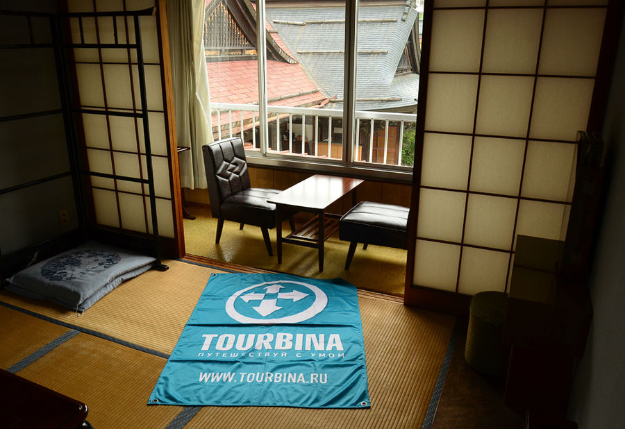 Флаг Турбины в постоялой комнате храма Рэнгэин Коя, Япония