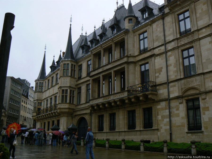 Дворец Великих герцогов был построен в 1572 году, чуть позже к нему пристроили боковое крыло – бывшую Ратушу. Люксембург, Люксембург