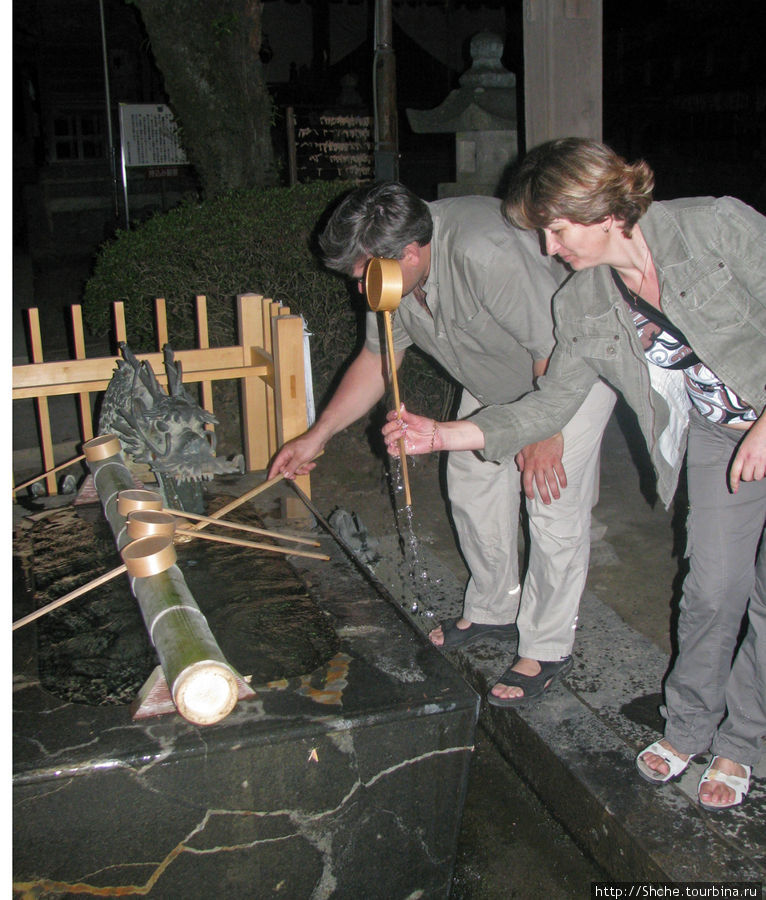 Первый ритуал — жена моет ручку черпачка Касугаи, Япония