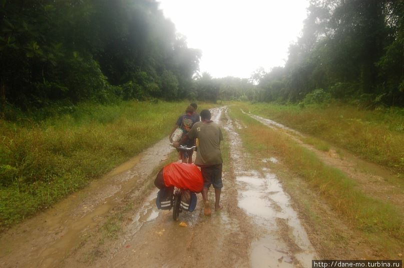 Местные ребята помогают преодолевать размытые участки дороги Папуа-Новая Гвинея