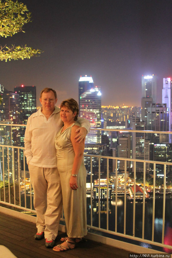 Вот и наступило время юбилейного ужина...
Когда еще доведется посидеть в ресторане с одним из лучших поваров в мире, на 57-м этаже Sky Parkа. Сингапур (город-государство)