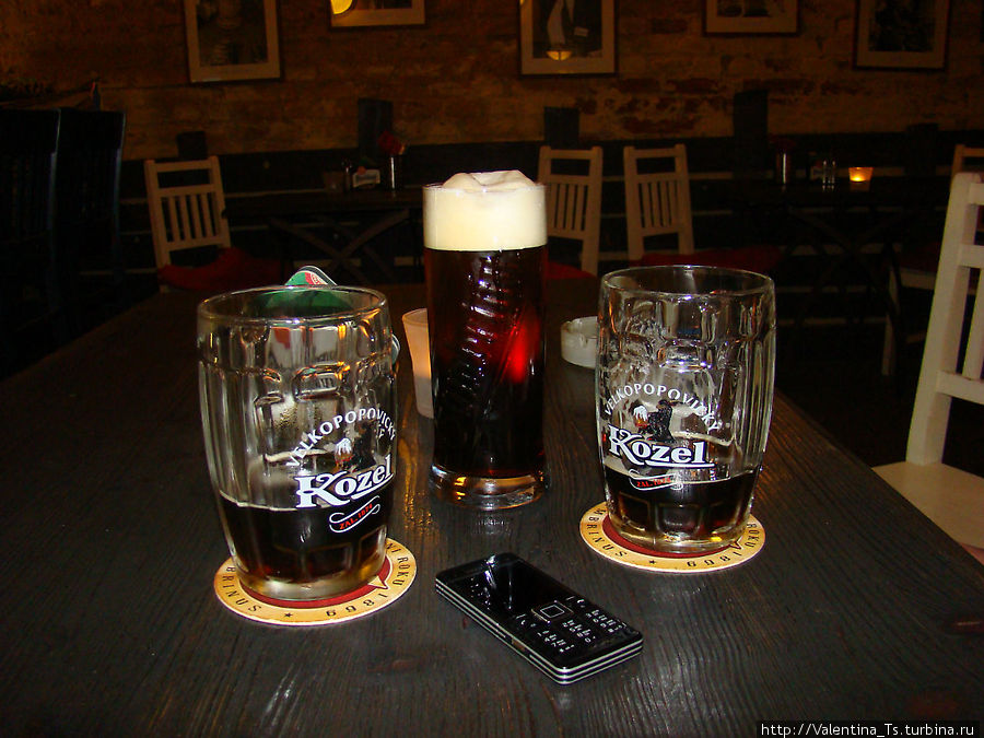 В центре резанное пиво — слоями налитый темный и светлый Kozel Прага, Чехия