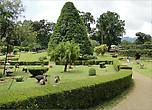Чувствуется влияние англичан. Кстати, первым, кто предложил преобразовать территорию парка под ботанический сад, был садовник Королевского  сада Кью в Великобритании...
