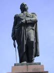 Создавая бронзового Кутузова, скульптор Мотовилов вдохновлялся толстовским образом великого полководца, известным по роману «Война и мир»