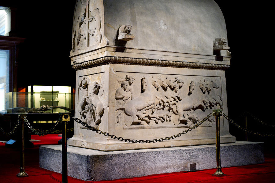 Третий — Ликийский саркофаг (конец V в. до н. э. 2490+ лет назад!). На продольных сторонах изображены сцены охоты на львов и диких кабанов, а на узких сторонах – битва кентавров, сфинксы и грифоны. Стамбул, Турция