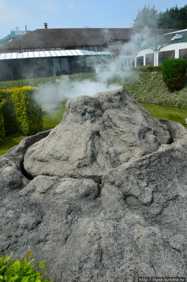Вулкан Везувий.
После нажатия на кнопку вулкан извергается. а площадка под ногами трясется. Брюссель, Бельгия