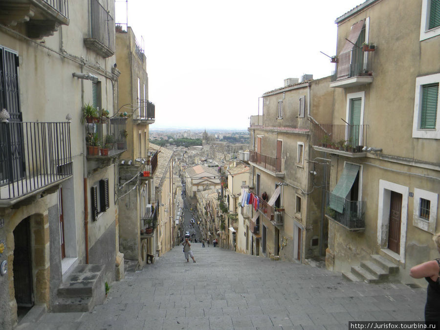 Знаменитая лестница сверху... Кальтаджироне, Италия