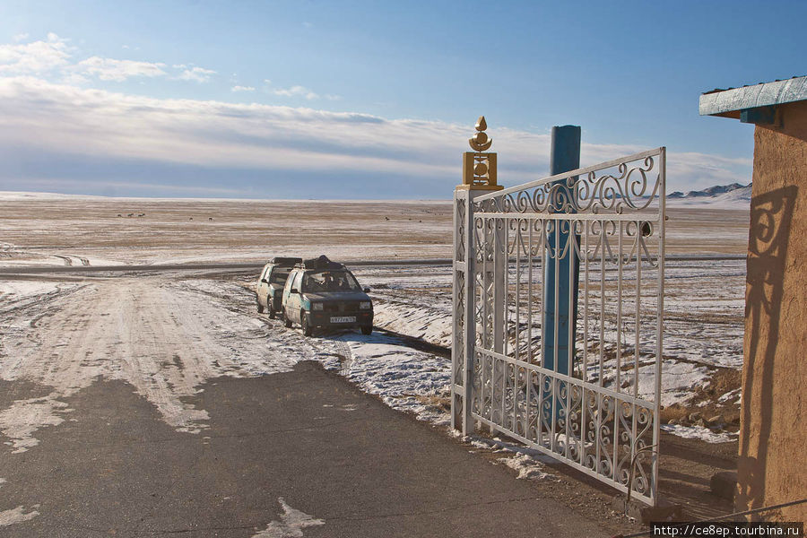 Два ведровера перед входными воротами на кладбище Увэр-Хангайский аймак, Монголия