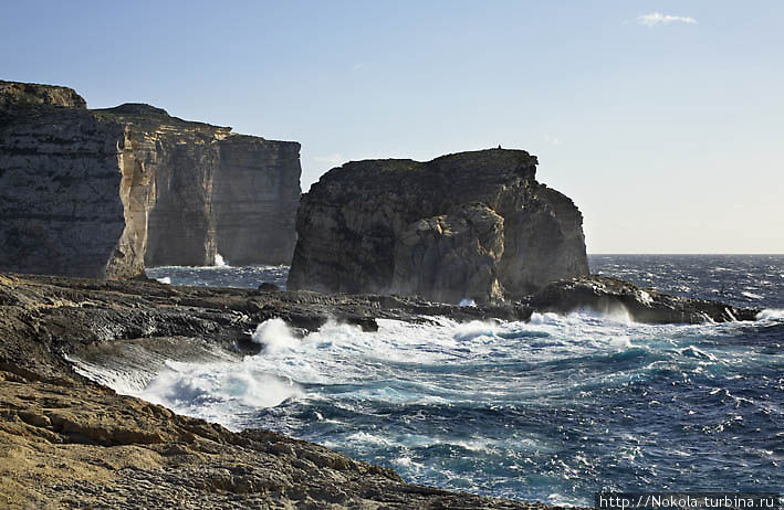 Скала Фунгус Рок (Грибная скала), названная так потому, что здесь рос уникальный целебный мох Двейра залив, Мальта