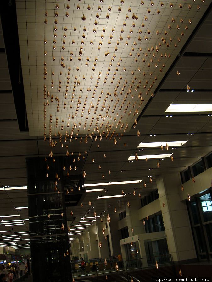 Симфония дождя в аэропорту Сингапура Сингапур (город-государство)