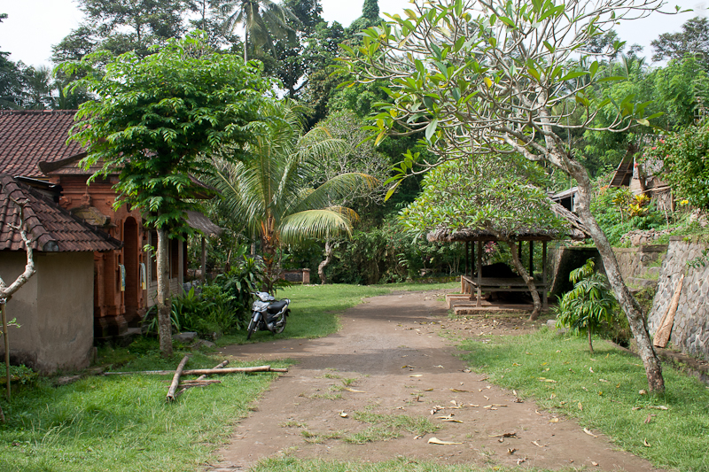 Одна из двух деревенских улиц. Тенганан, Индонезия