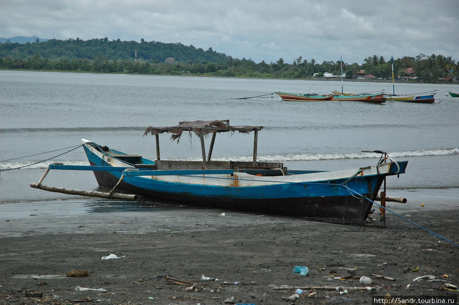 В море и на берегу стояли лодки… Папуа, Индонезия