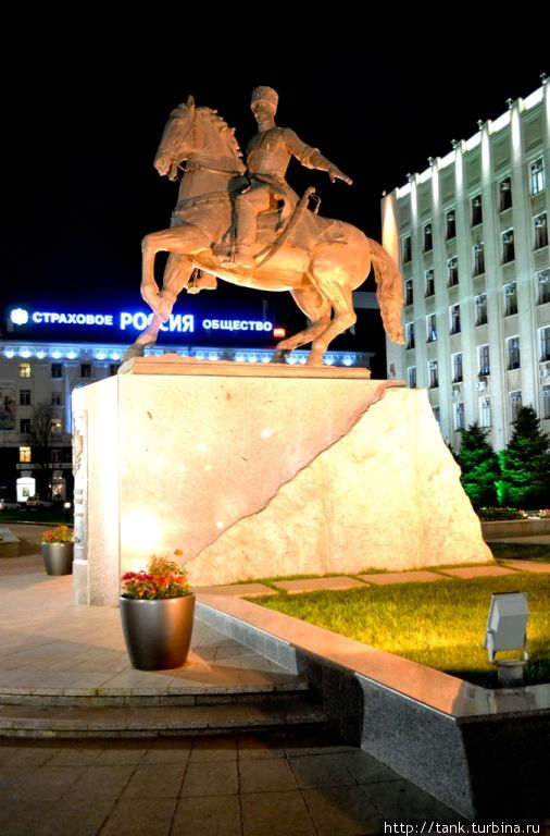 Памятник казаку, на фоне здания администрации. Краснодар, Россия