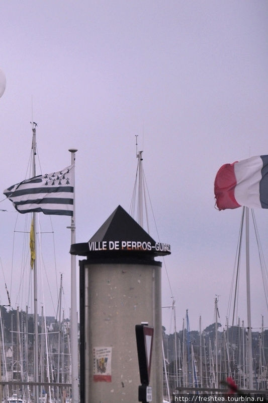 Флаги в Бретани повсюду только парой: бело-черный — бретонский и красно-бело-синий — национальный французский. Перро-Гирк, Франция