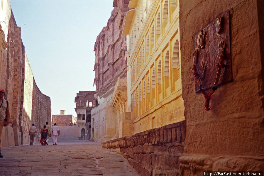 Такие узкие улочки в форте Джодхпур, Индия