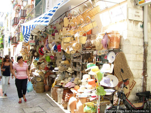 улочка в старом городе Бари Апулия, Италия