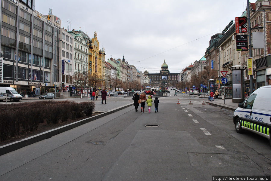 На Вацлавской площади даже машин нет — одни туристы. Полиция спокойно позволяет им гулять прямо по проезжей части Прага, Чехия