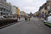 На Вацлавской площади даже машин нет — одни туристы. Полиция спокойно позволяет им гулять прямо по проезжей части
