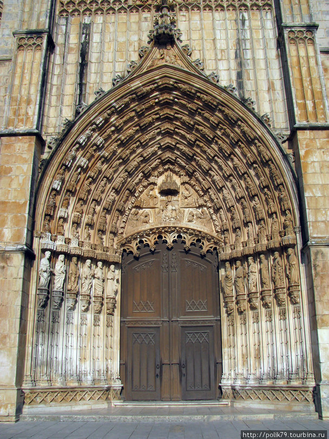 На фасаде монастыря большое количество святых. Баталья, Португалия