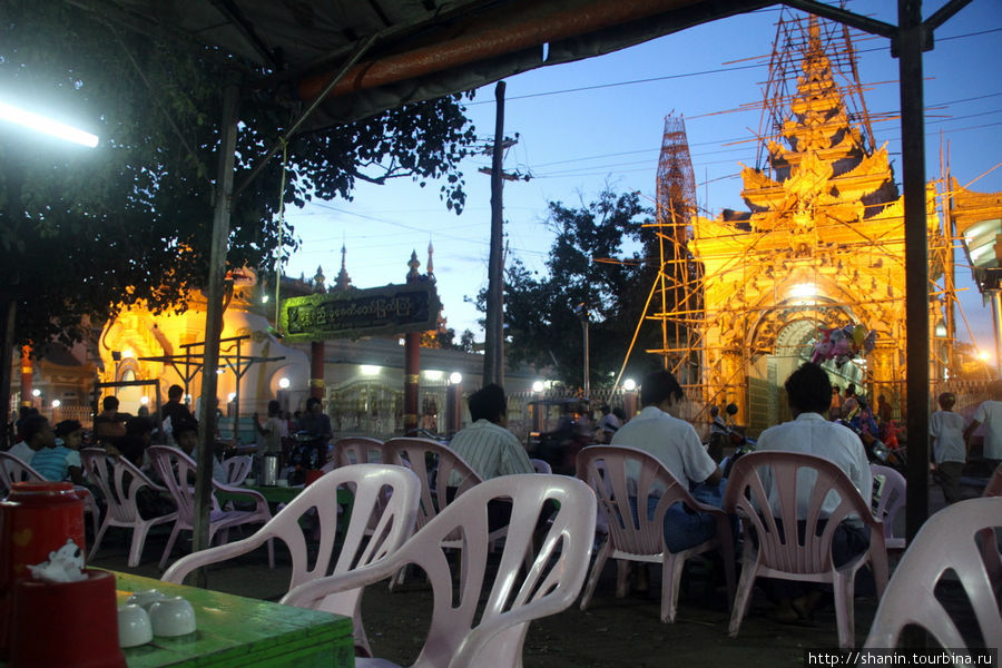 Столики уличного кафе перед входом в пагоду Шве Сиен Кхон Монива, Мьянма