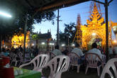 Столики уличного кафе перед входом в пагоду Шве Сиен Кхон