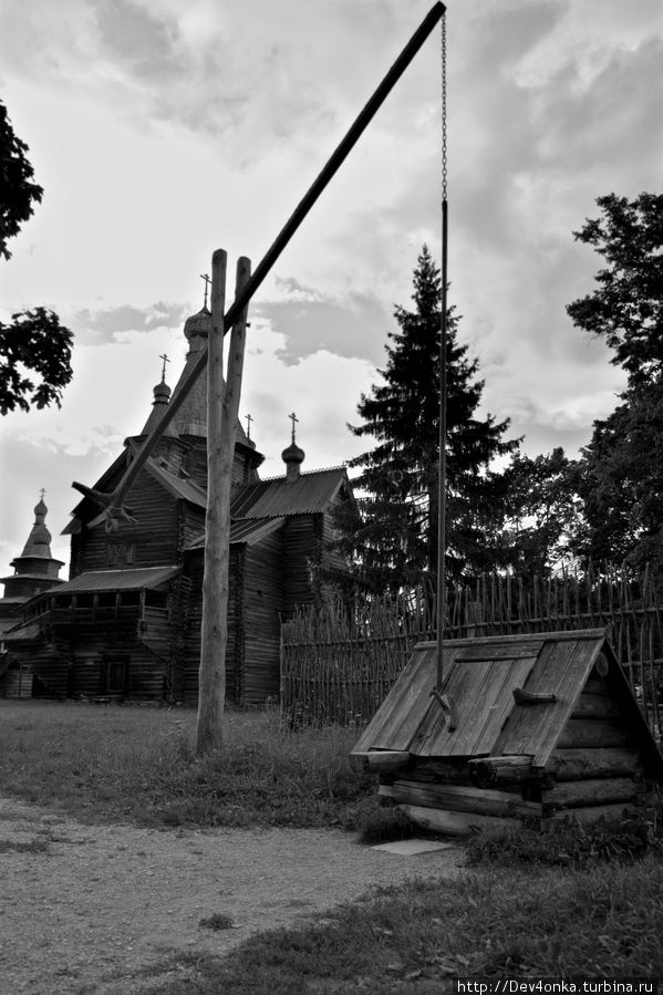 Колодец старого образца Великий Новгород, Россия
