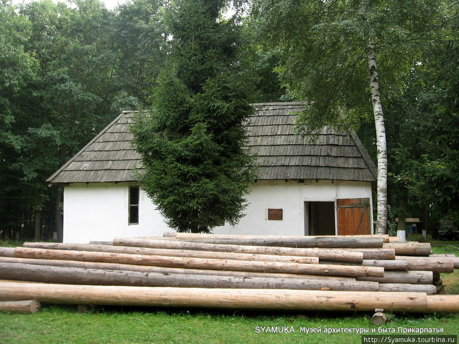 Регион Покуття представлен  маслобойней XIX века, сохранившейся в селе Олеша Тлумацкого района. Галич, Украина