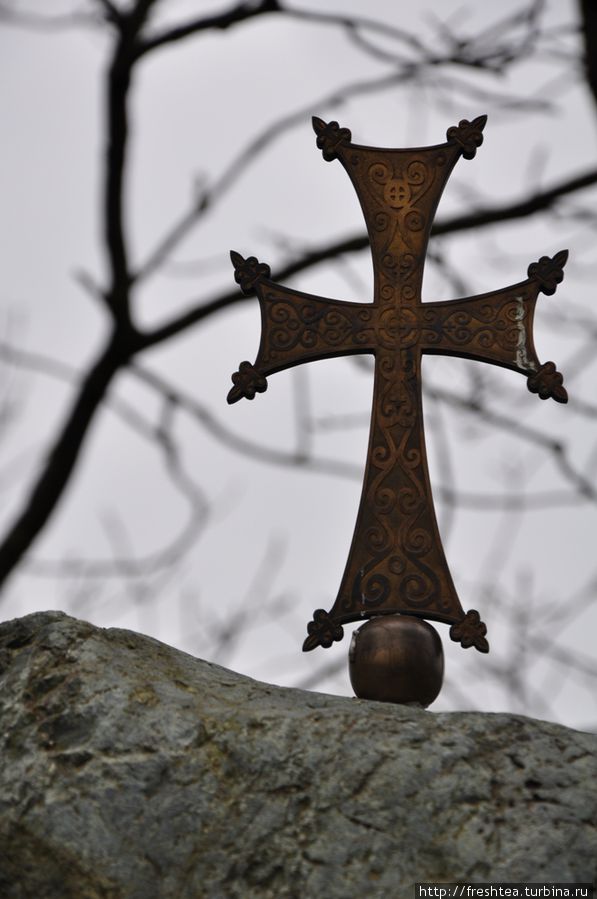 Крест над одним из надгробий во дворе обители. Зедазени, Грузия