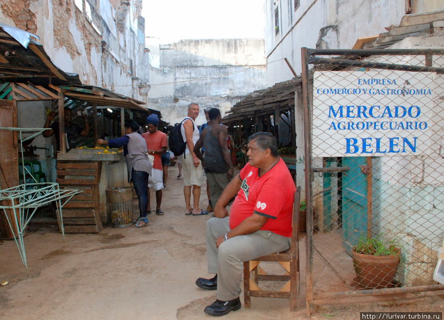 На входе в городской рынок Куба