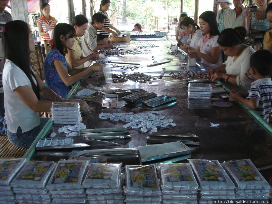 Весь процесс происходит на одном столе Фантхиет, Вьетнам