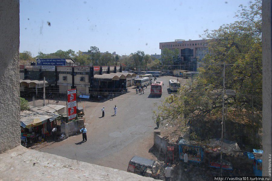 Вид из окна на автобусную станцию Палитана, Индия
