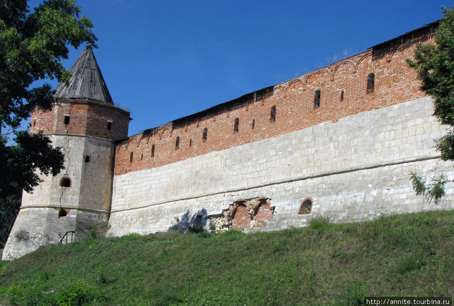Наугольная (Тайницкая) башня и прясло стены. Зарайск, Россия