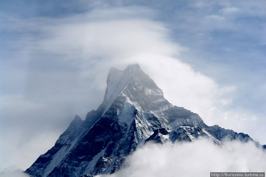 Часто в горах слова бессильны и неуместны. Просто стоишь и молча смотришь на горы, проникаясь их величием и понимая своё ничтожество... Непал