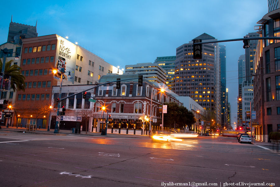 Вечерний город в свете огней Сан-Франциско, CША