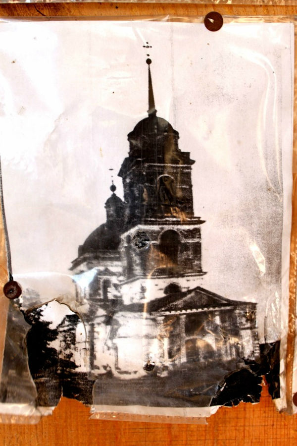 Старые фотографии на одной из стен церкви. Каменск-Уральский, Россия